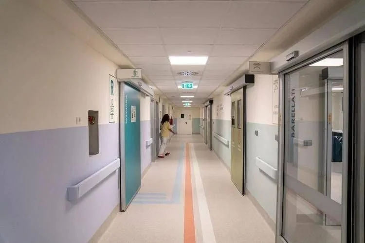 Prognose liberada para adolescente com meningite em Chieti; sem ligação com caso fatal em Pescara