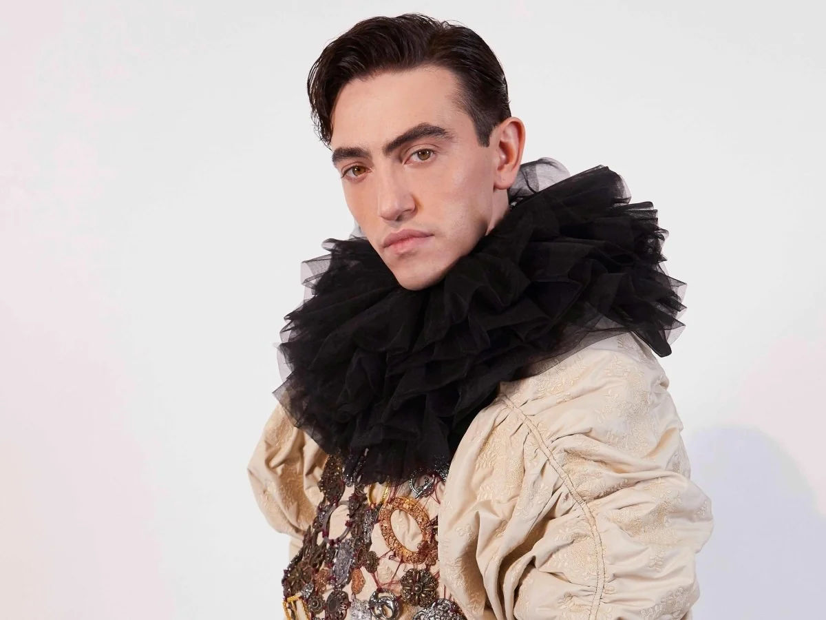 Michele Bravi lança 'Commedia Musicale': um álbum solar entre riso, teatro e orquestra