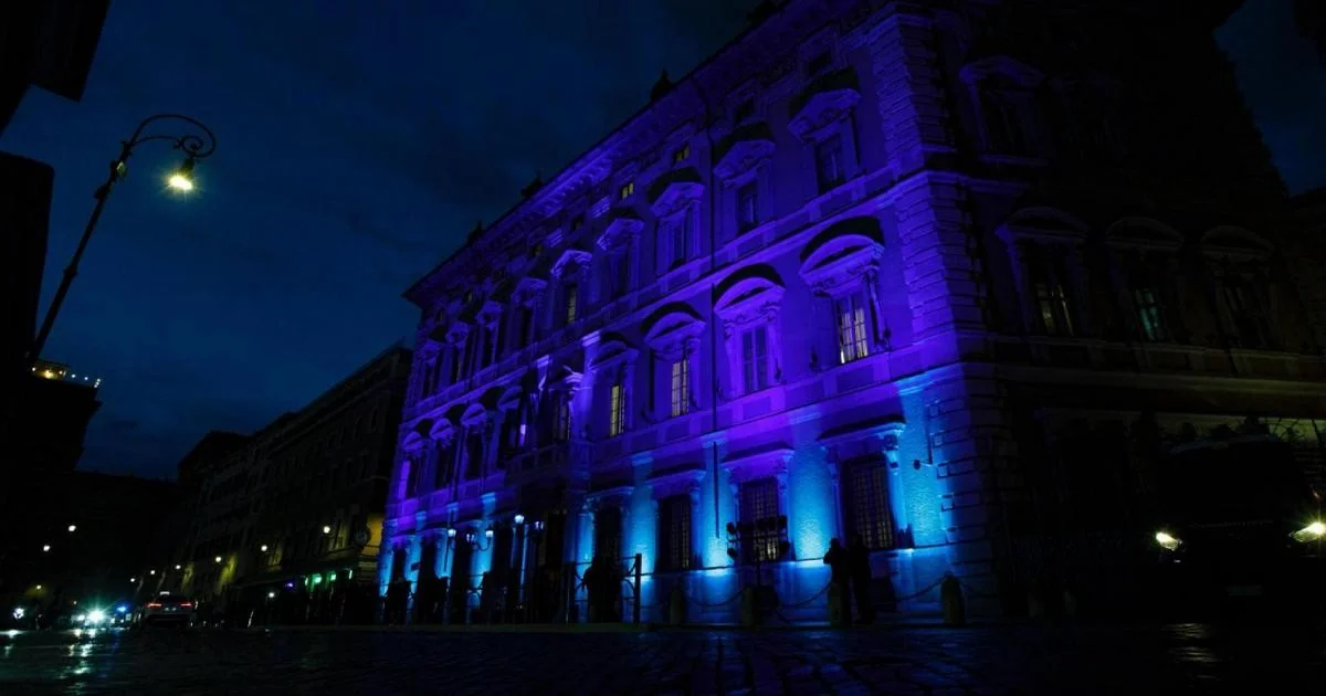 Monumentos iluminados de azul marcam o Dia Mundial da Conscientização sobre o Autismo