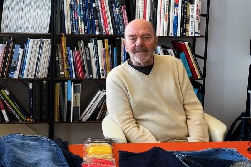 Adeus a Adriano Goldschmied, o padrinho do denim que reinventou os jeans aos 82 anos