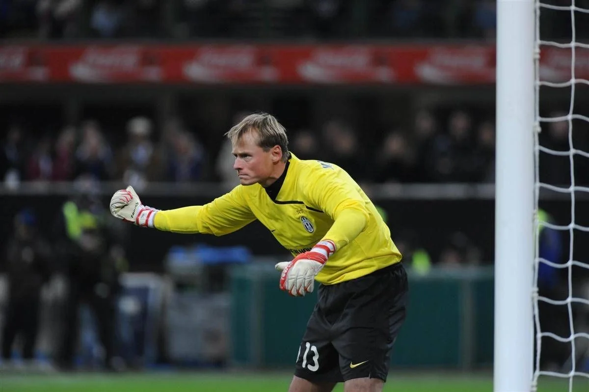 Morre Alex Manninger, ex-goleiro da Juventus, vítima de acidente com trem aos 48 anos