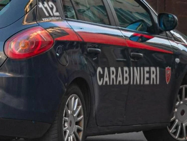 Nápoles: adolescente de 14 anos esfaqueado no banheiro da escola em Scampia; dois menores denunciados