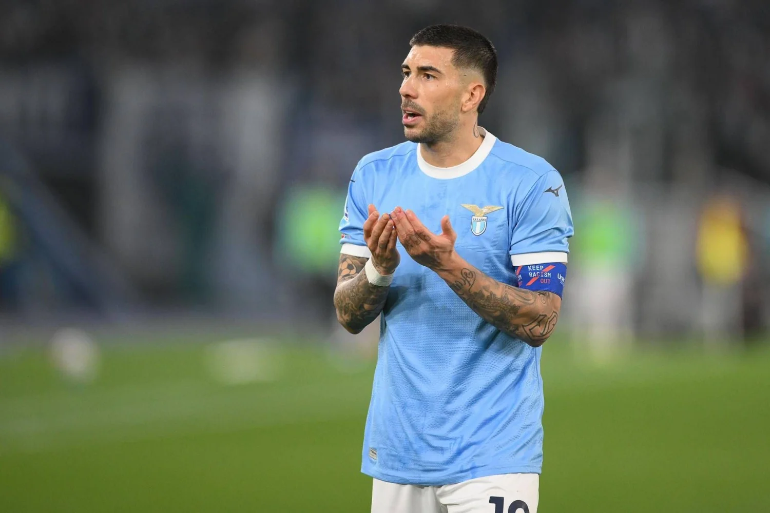 Caos no Maradona: Zaccagni erra pênalti e Lobotka escapa de vermelho em Napoli-Lazio