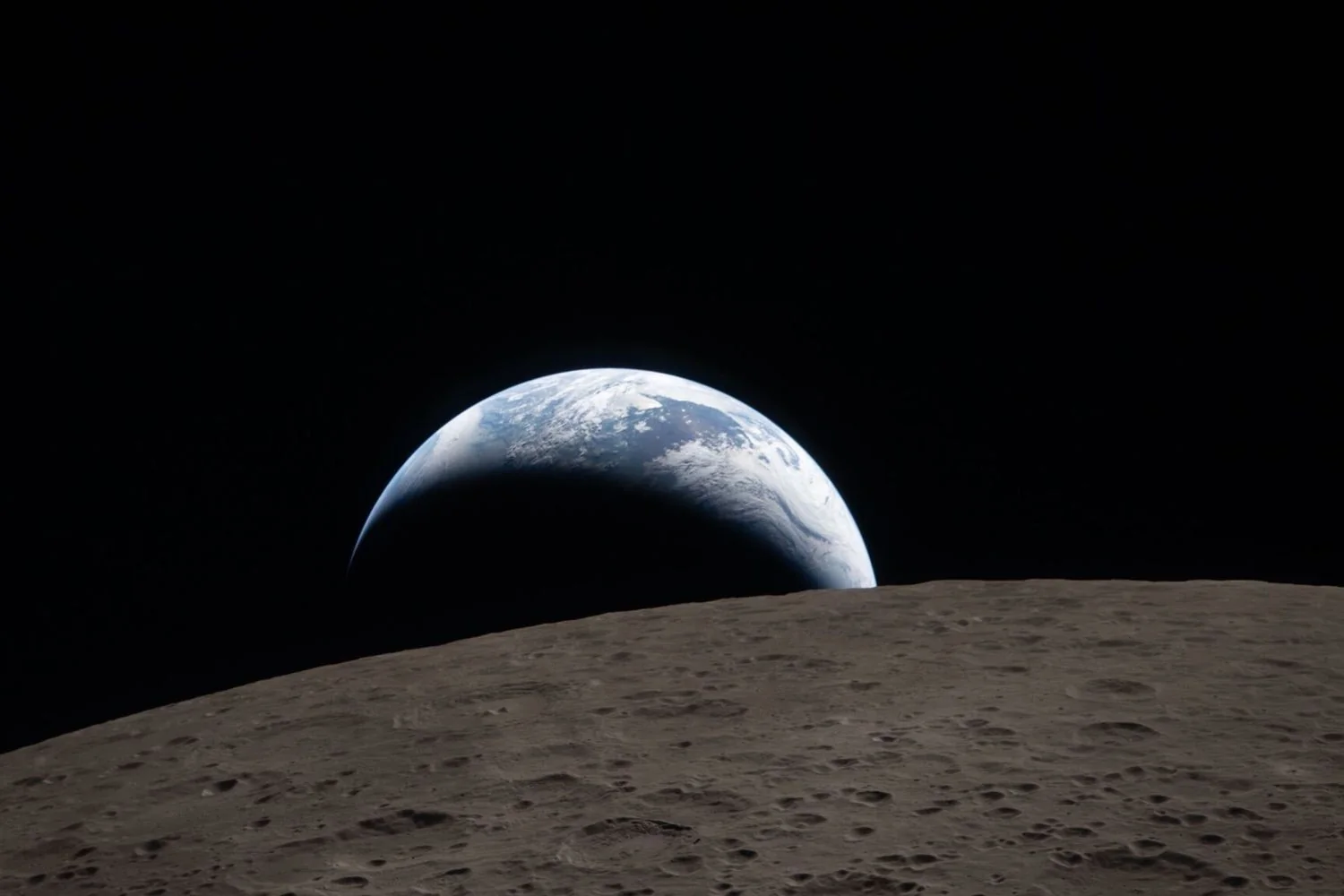 NASA publica imagem do pôr-do-sol terrestre vista atrás da Lua captada pela Artemis II