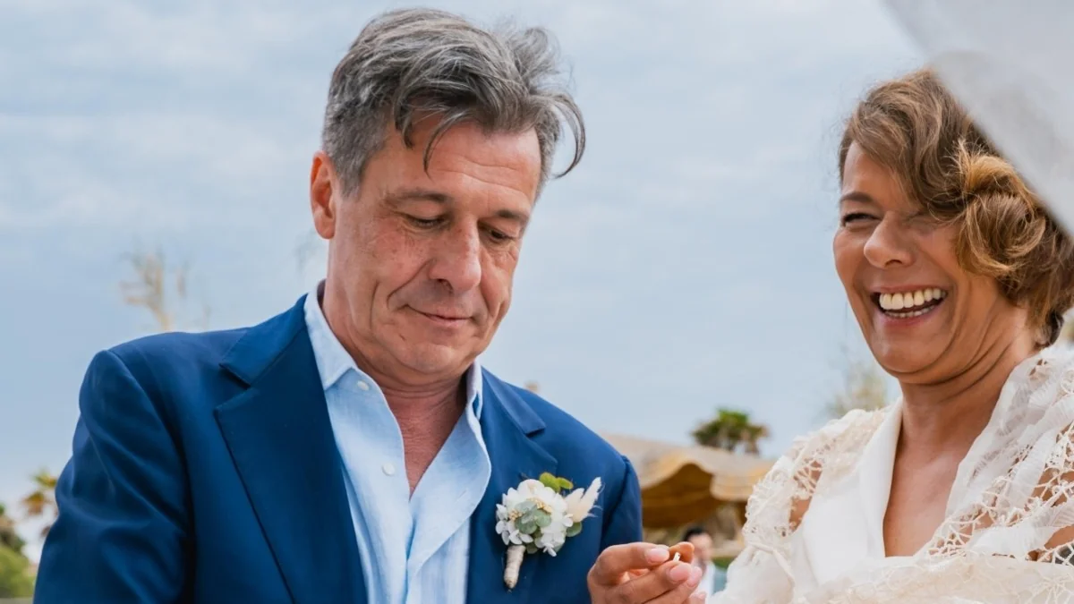 Nicola Berti celebra casamento na praia com Hayet em San Lorenzo, perto de Marzamemi