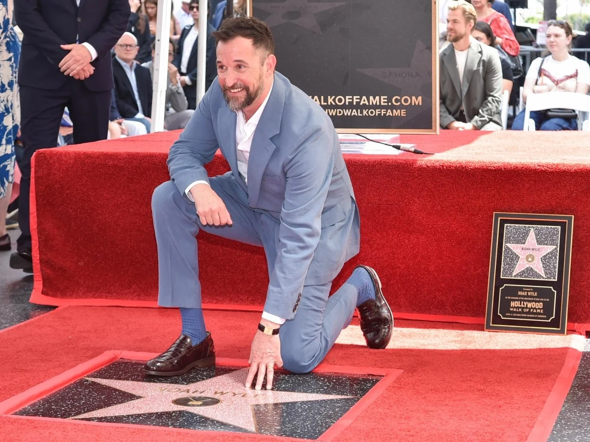 Noah Wyle recebe estrela na Hollywood Walk of Fame e celebra carreira entre ER e The Pitt