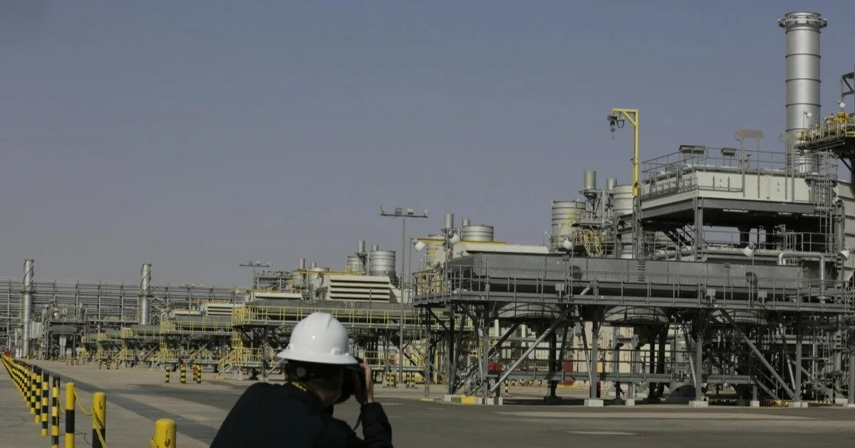 Opec+ aprova aumento de 206 mil b/d, mas bloqueio no Estreito de Hormuz pode deixar medida só no papel