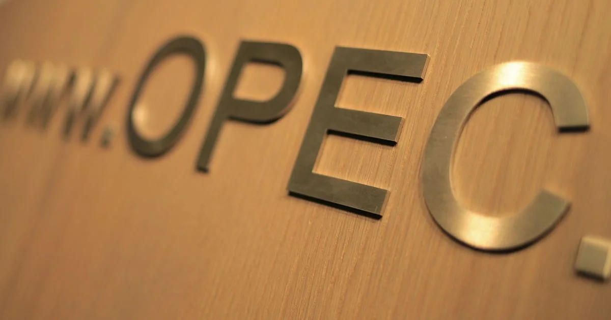 OPEC+ confirma novo aumento de produção de petróleo em 206.000 bpd; riscos logísticos mantêm volatilidade