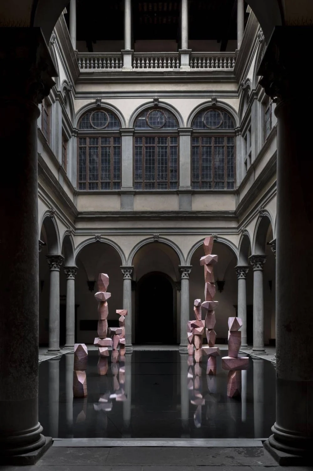 Palazzo Strozzi: a instalação de Superflex que transforma o cortile em um mar reflexivo