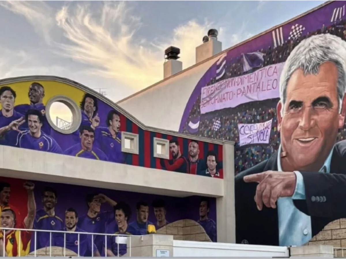 Pantaleo Corvino transforma a fachada de casa em mural que celebra os atacantes que descobriu