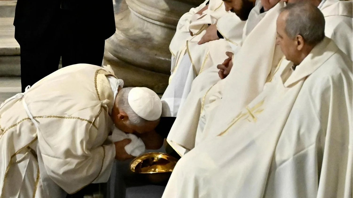 Papa Leão XIV: na Quinta‑feira Santa, lavagem dos pés e reafirmação do serviço aos pobres