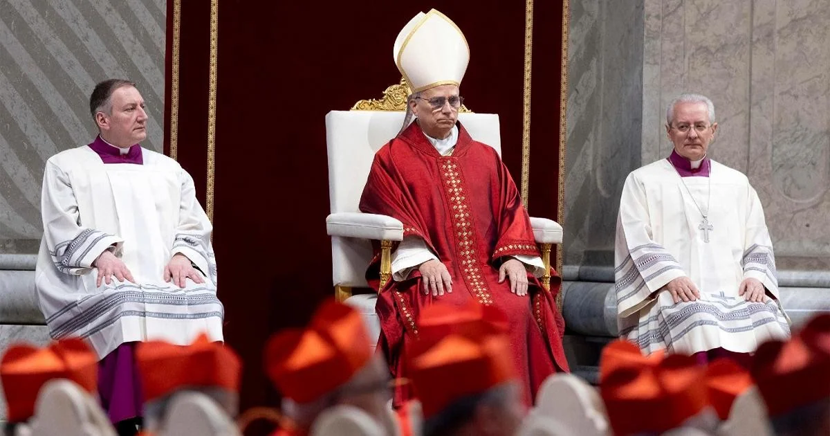 Papa Leão XIV preside Via-Sacra no Coliseu e carrega a cruz em todas as estações; apelo contra as guerras