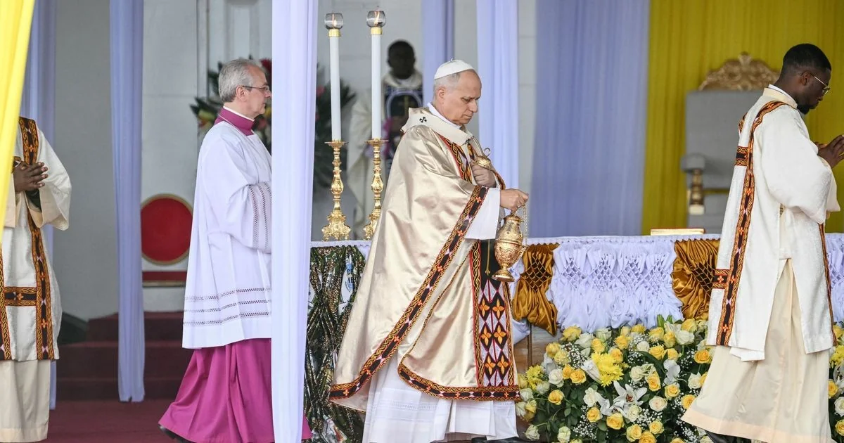 Papa Leone em Bamenda: “O mundo devastado por uma mão de tiranos” e o ataque à exploração da África