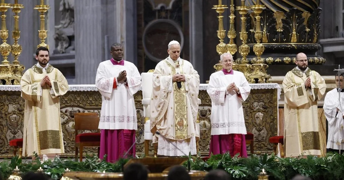Papa Leone retoma tradição do Tríduo Pascal e realiza a lavanda dos pés a 12 sacerdotes em Latrão