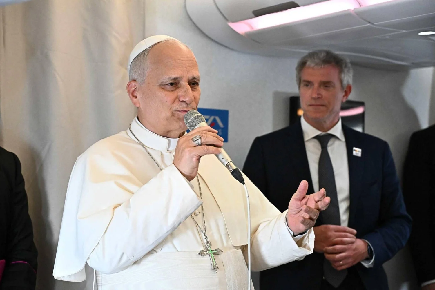 Papa Leone XIV afirma que não busca debate com Trump durante viagem à Angola