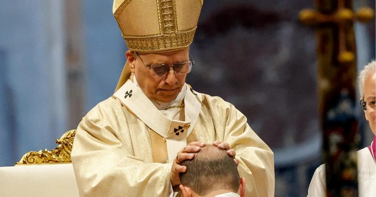 Papa Leone XIV pede aos novos sacerdotes: “Saíam entre a gente — a vida não se reduz à paróquia”