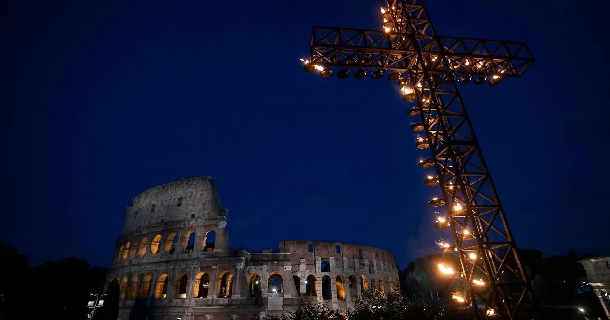 Papa Leone XIV conduz Via Crucis no Colosseo e carrega a cruz em todas as estações: apelo aos líderes sobre as guerras