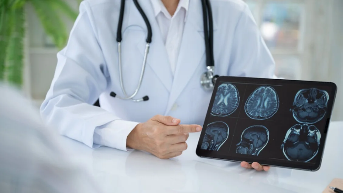 Parkinson: 300 mil italianos e os sinais iniciais que antecedem o tremor