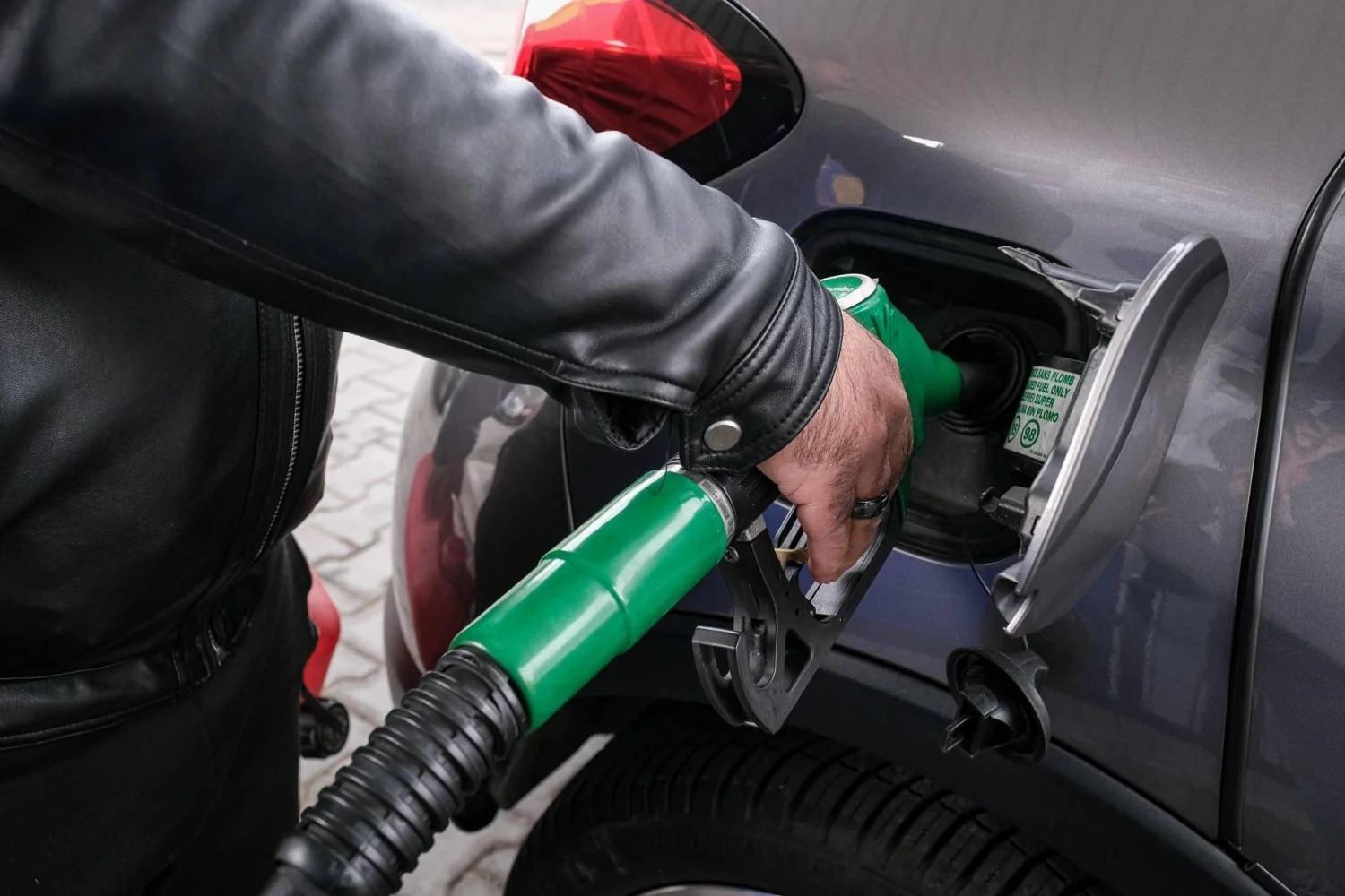 Petróleo em alta pressiona mercados, mas preços da gasolina e do diesel recuam ligeiramente na Itália