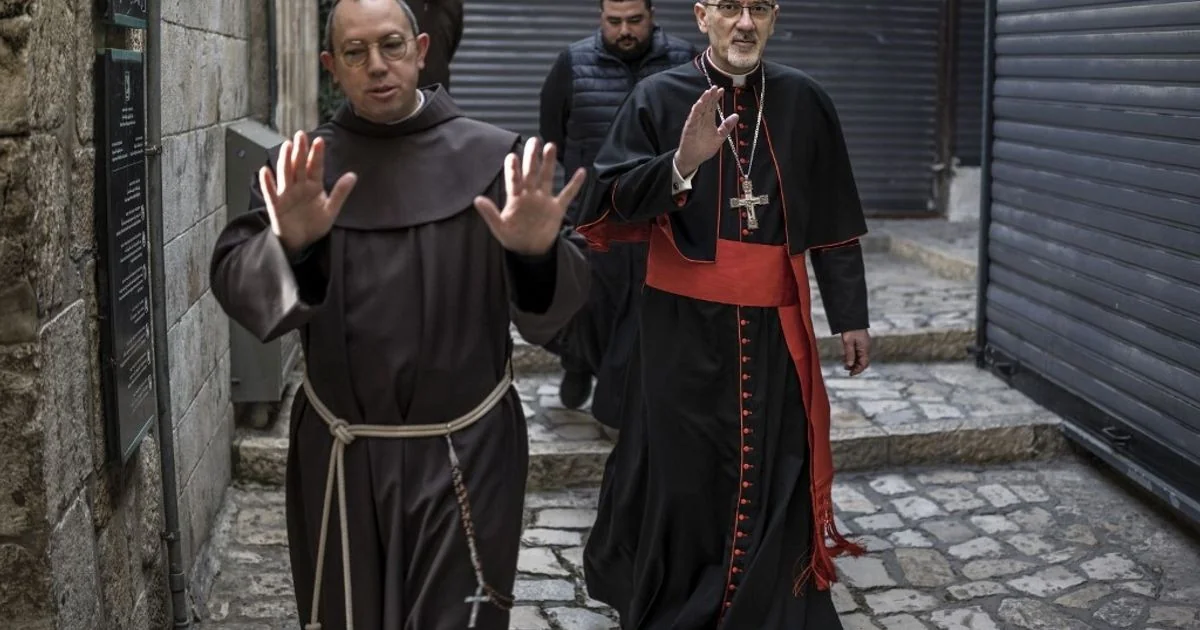 Pizzaballa entra no Santo Sepulcro em Jerusalém; fiéis mantidos fora sob medidas israelenses