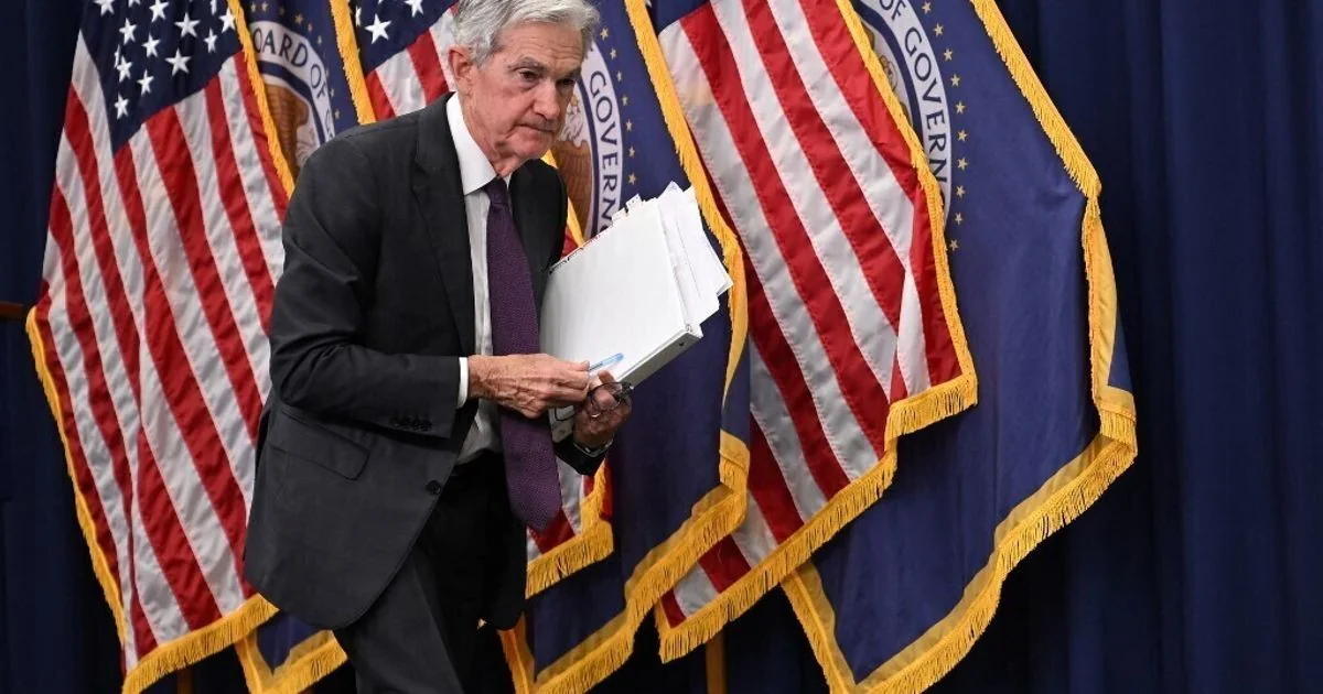 Powell deixa a cadeira Fed mantém taxas e reafirma independência em meio a pressões