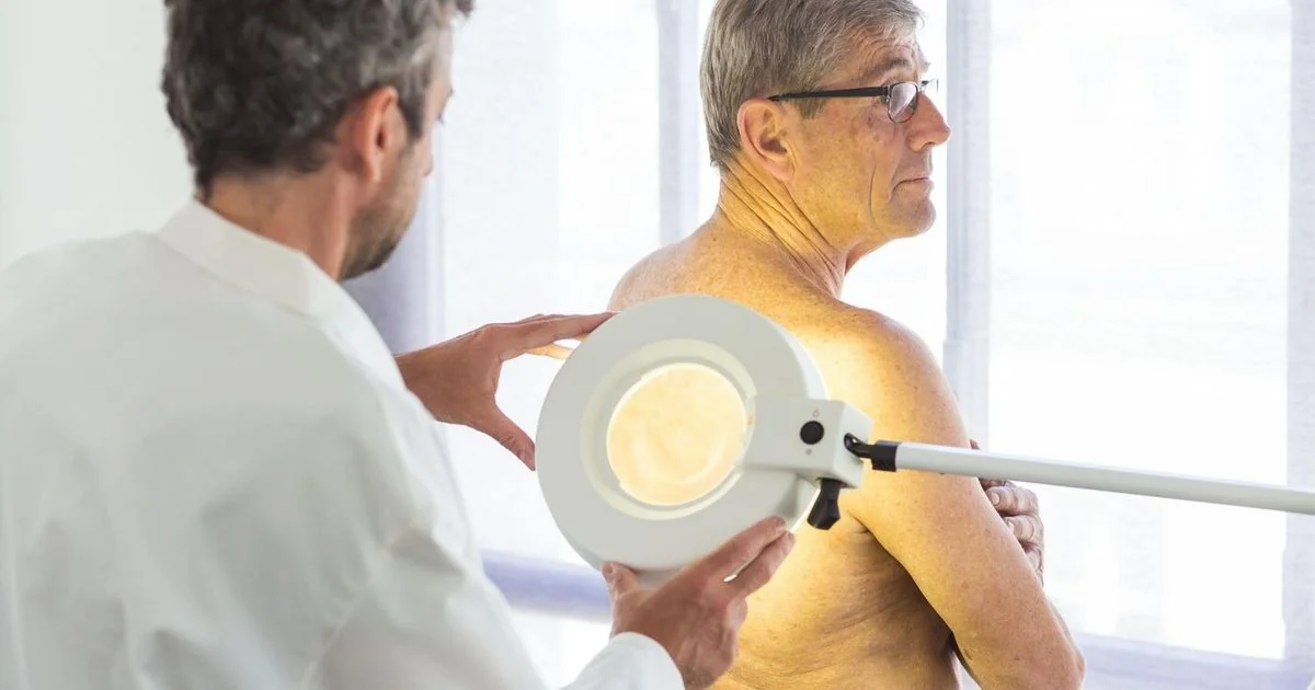 Prevenção do melanoma: por que a roupa protege mais que o creme solar