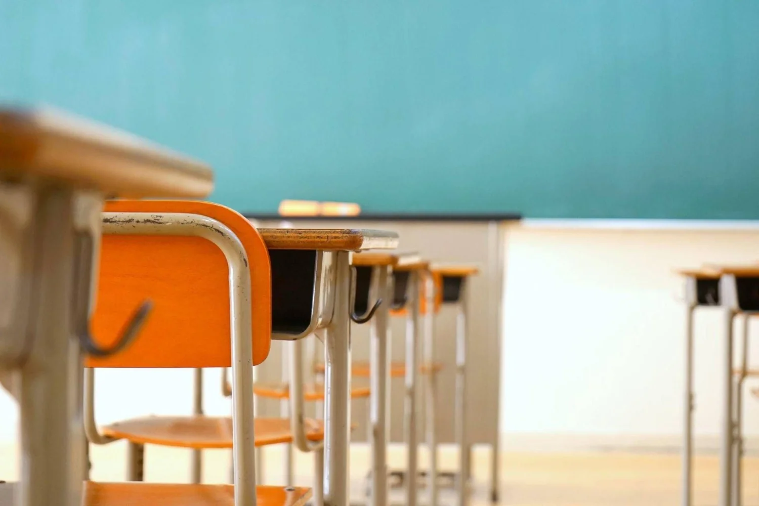 Professora corta mechas de cabelo de duas alunas em escola de Mestre; pais protestam