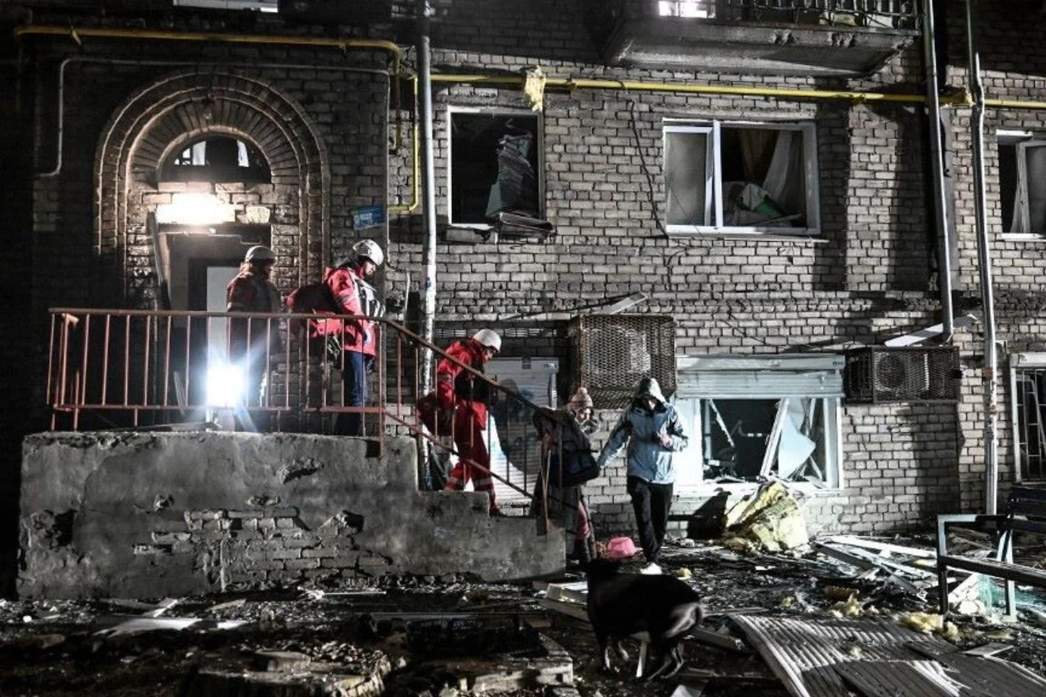 Confronto noturno de drones entre Rússia e Ucrânia provoca incêndios e apagões em múltiplas regiões