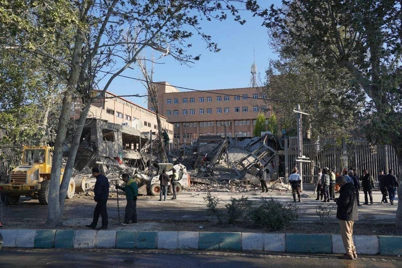 Raid EUA-Israel destrói parte da Universidade Sharif em Teerã, epicentro dos protestos estudantis