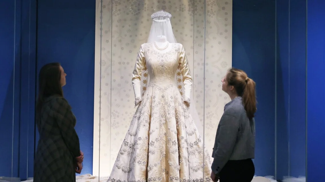 Rainha Elizabeth II: exposição de moda abre as celebrações do centenário em Buckingham Palace