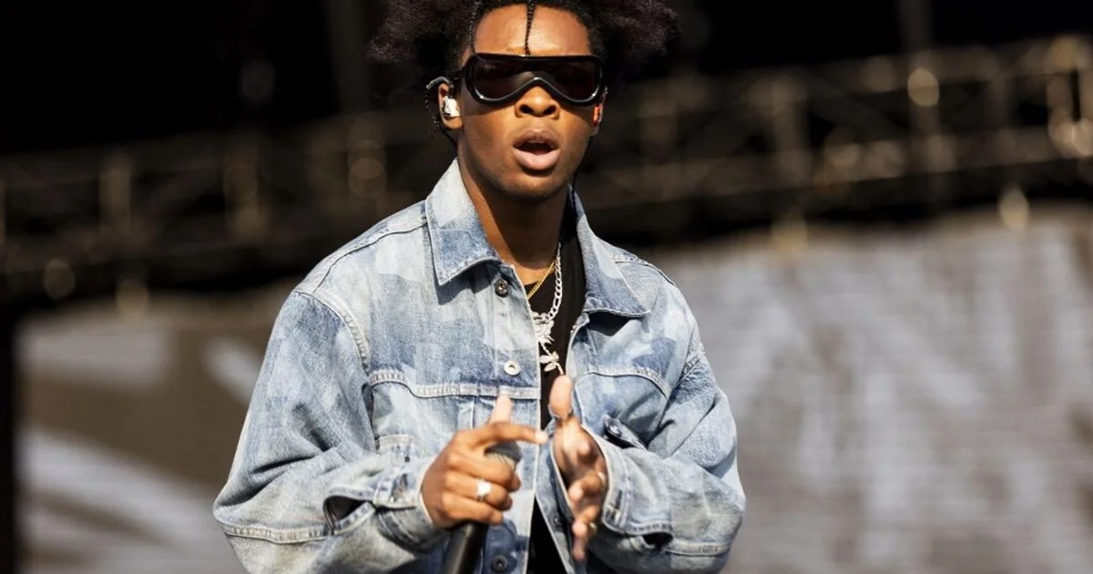 Rapper D4vd é formalmente acusado pelo homicídio de adolescente encontrada em Tesla abandonada