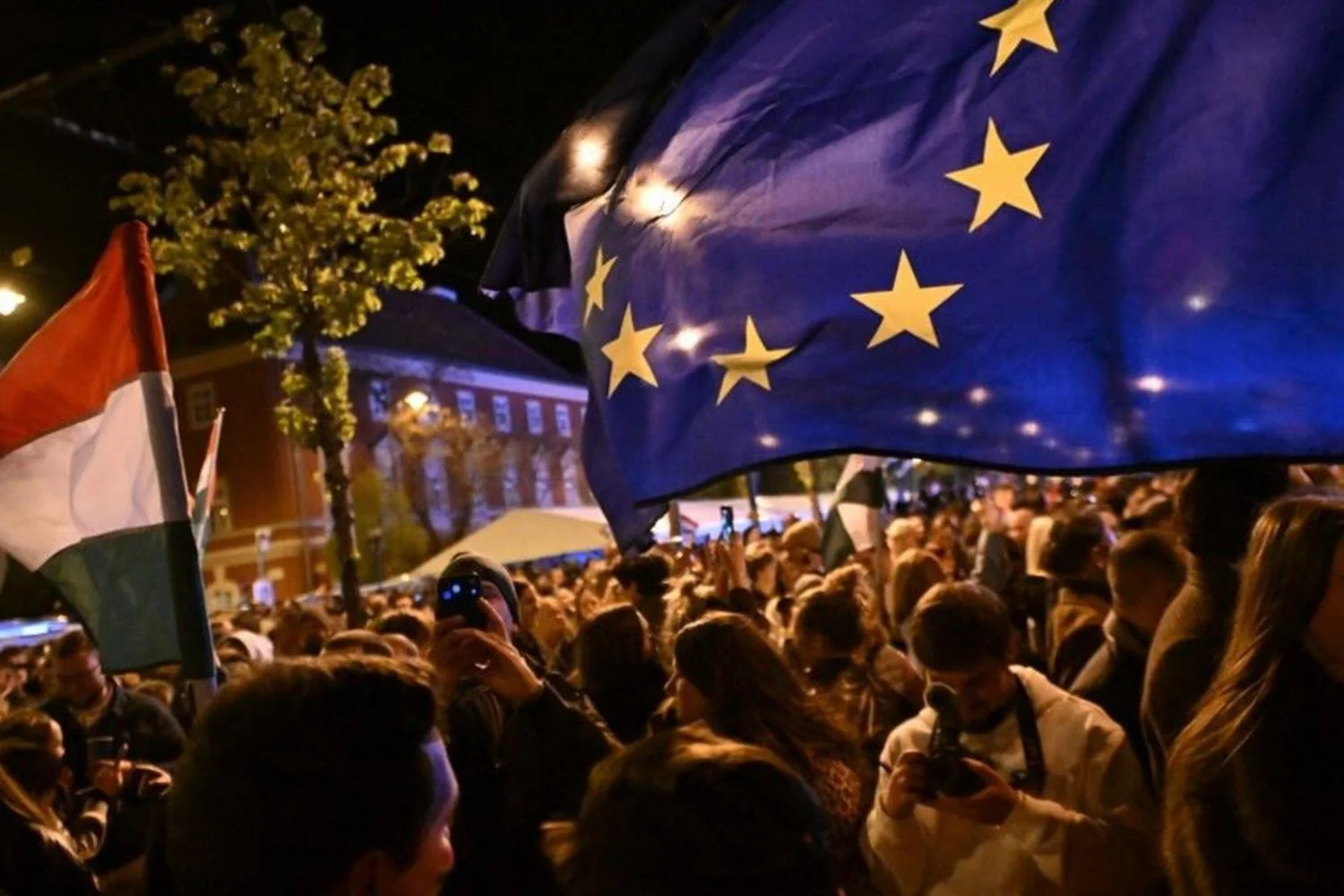Reações europeias à vitória de Peter Magyar na Hungria: um redesenho no tabuleiro político