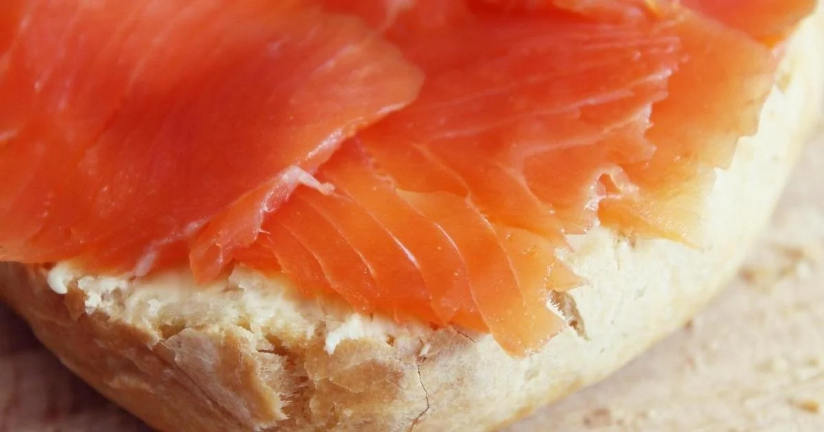 Lidl recolhe salmão defumado Deluxe por risco de Listeria: lote, validade e instruções