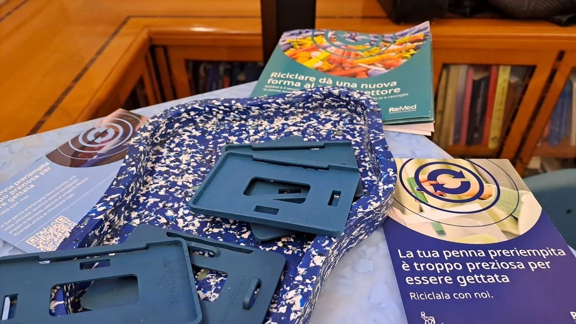 ReMed: como canetas e dispositivos injetáveis viram cadeiras e objetos de design sustentáveis