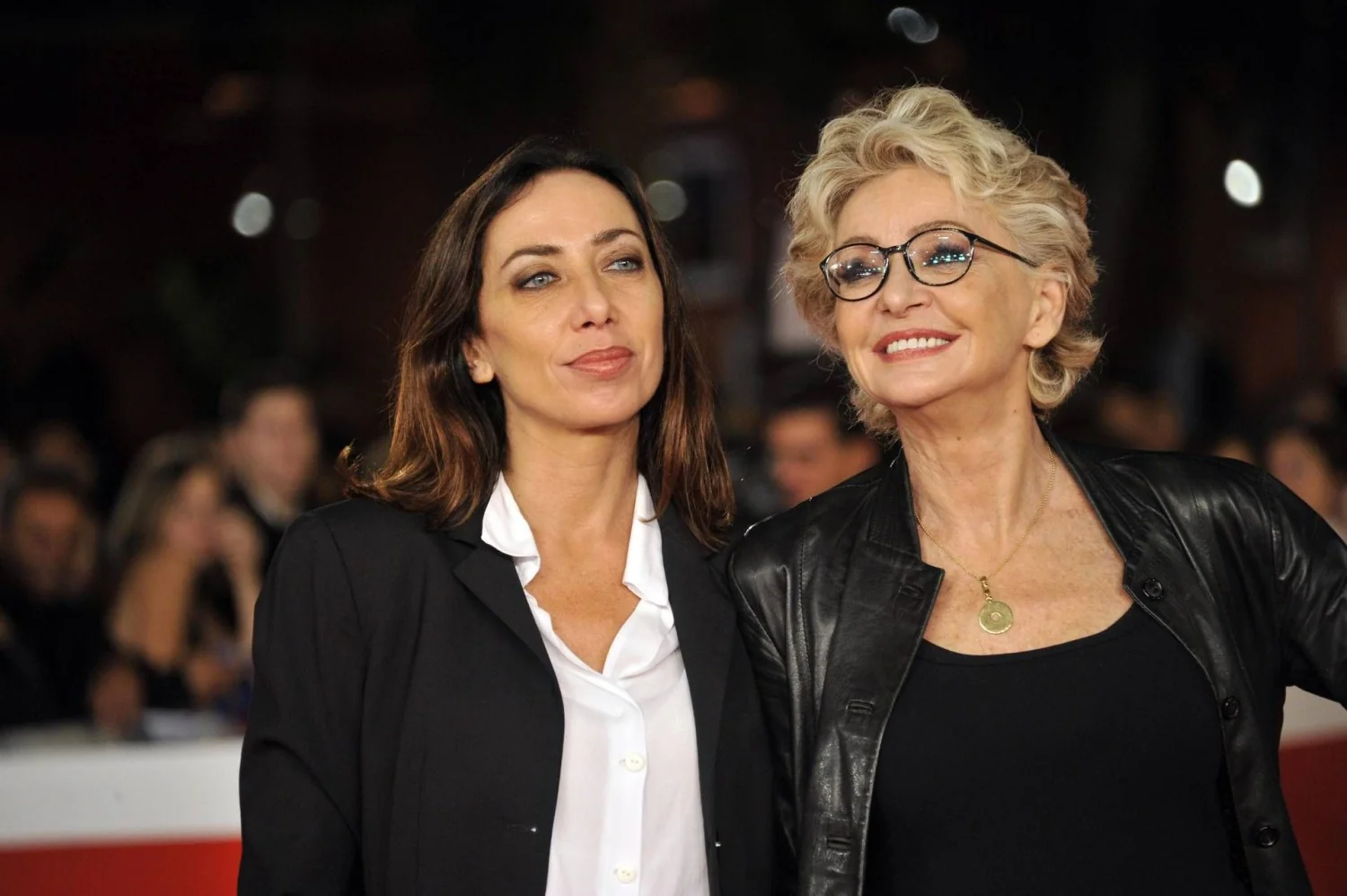 Renato Zero interrompe show em Bari e abraça Verdiana Bonaccorti em homenagem a Enrica