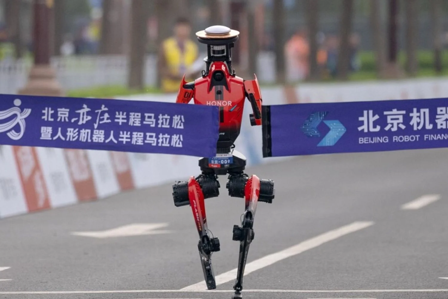 Robot humanoide da Honor bate recorde em meia maratona em Yizhuang e acende debate sobre futuro do trabalho
