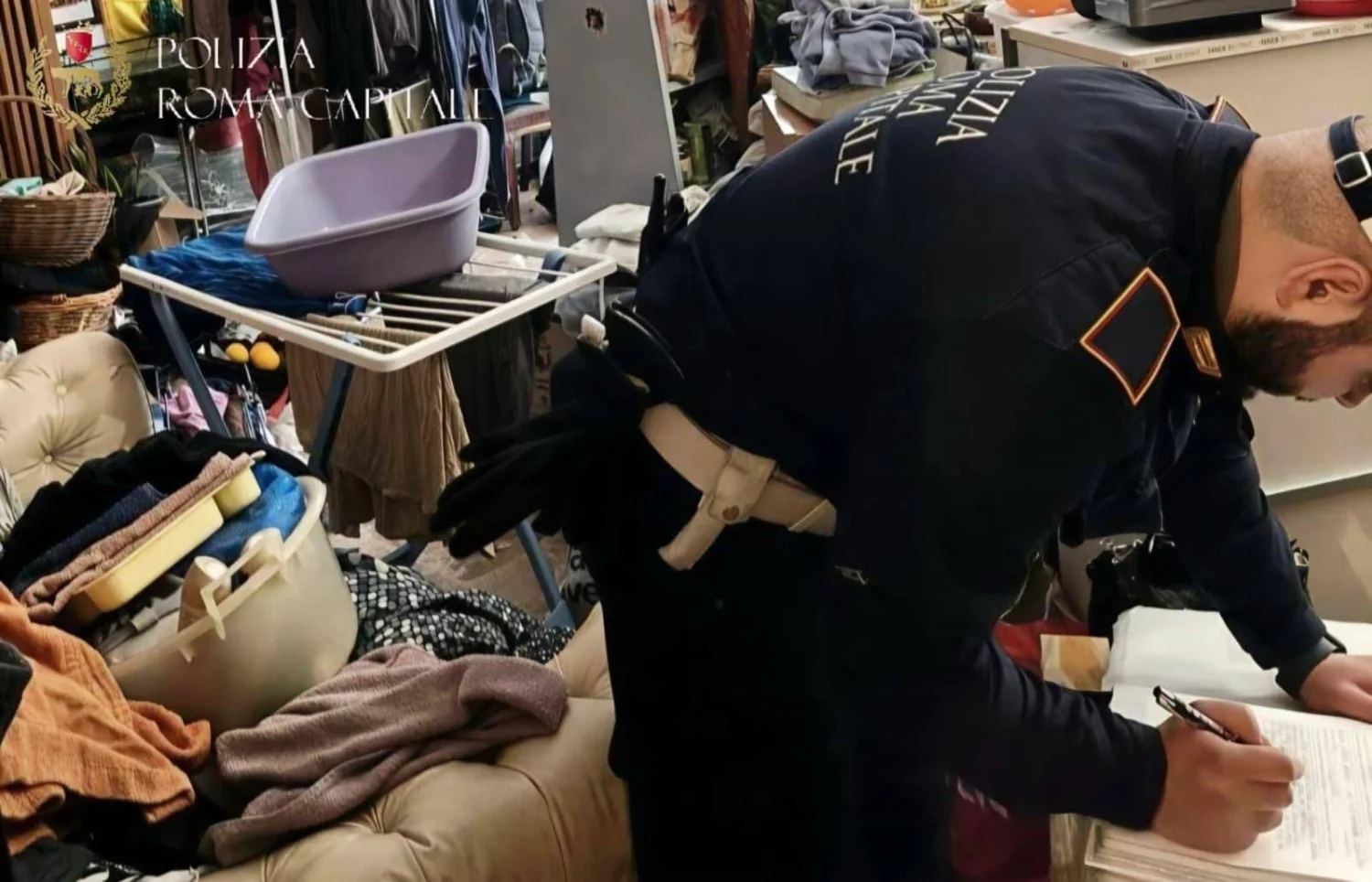 Recém-nascido encontrado entre drogas e lixo em Roma; companheiro é preso, mãe denunciada