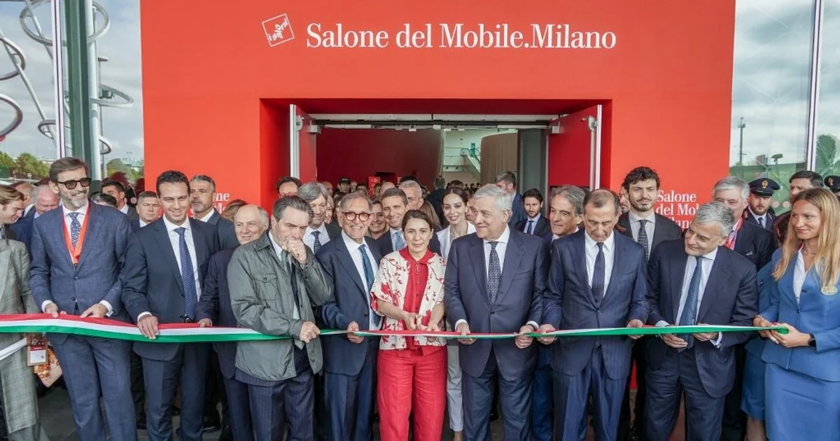 Salone del Mobile Milano 2026: 1.900 expositores, 16 pavilhões esgotados e reconhecimento institucional para o design italiano