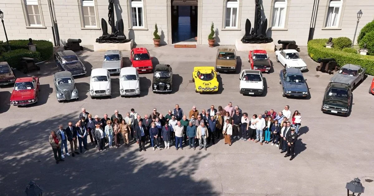 Settimana Velica em Livorno: domingo na Accademia Navale entre visitas, carros históricos e farol aberto