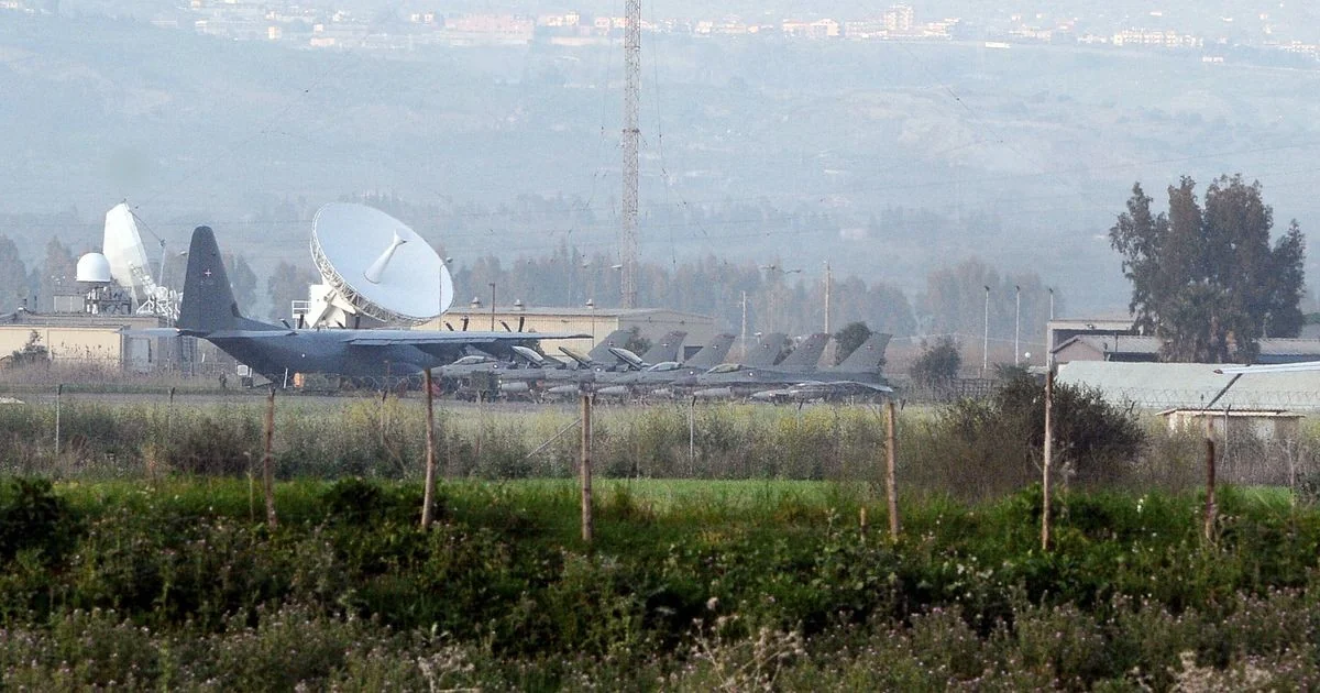 Sigonella de novo no centro: Itália nega uso da base a aviões dos EUA, lembrando o episódio Craxi