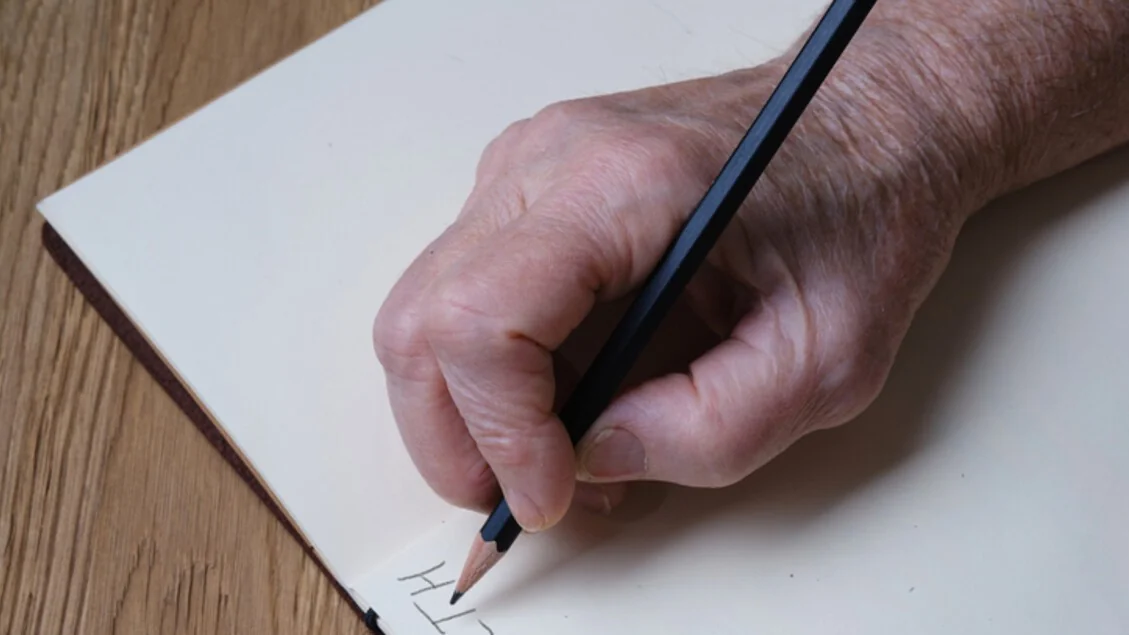 Voz mais fraca e caligrafia menor: sinais pouco conhecidos do Parkinson que merecem atenção