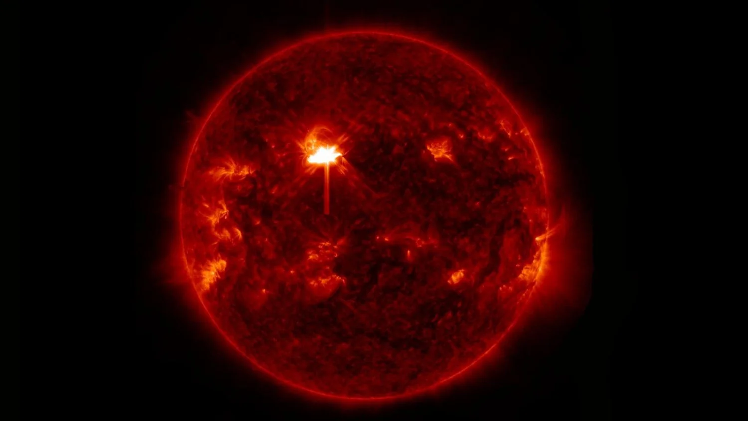 Sol emitiu quatro fortes brilhos solares; alerta para possível tempestade geomagnética