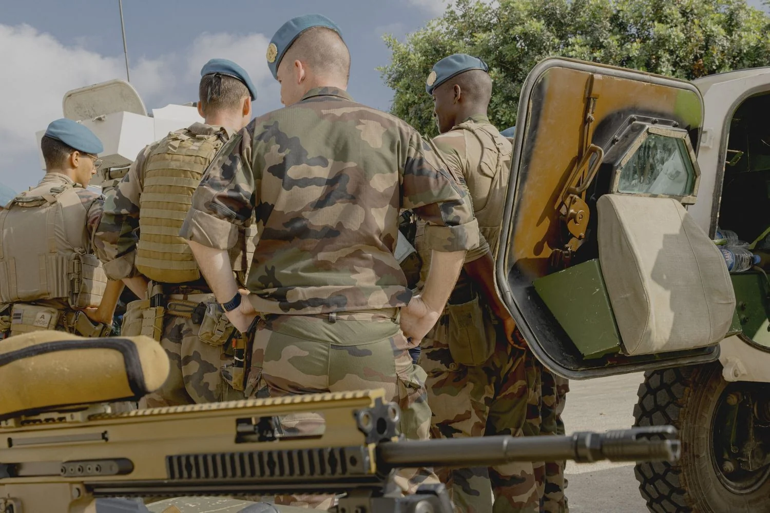 Soldado francês da UNIFIL morto no sul do Líbano; Macron acusa Hezbollah e exige resposta