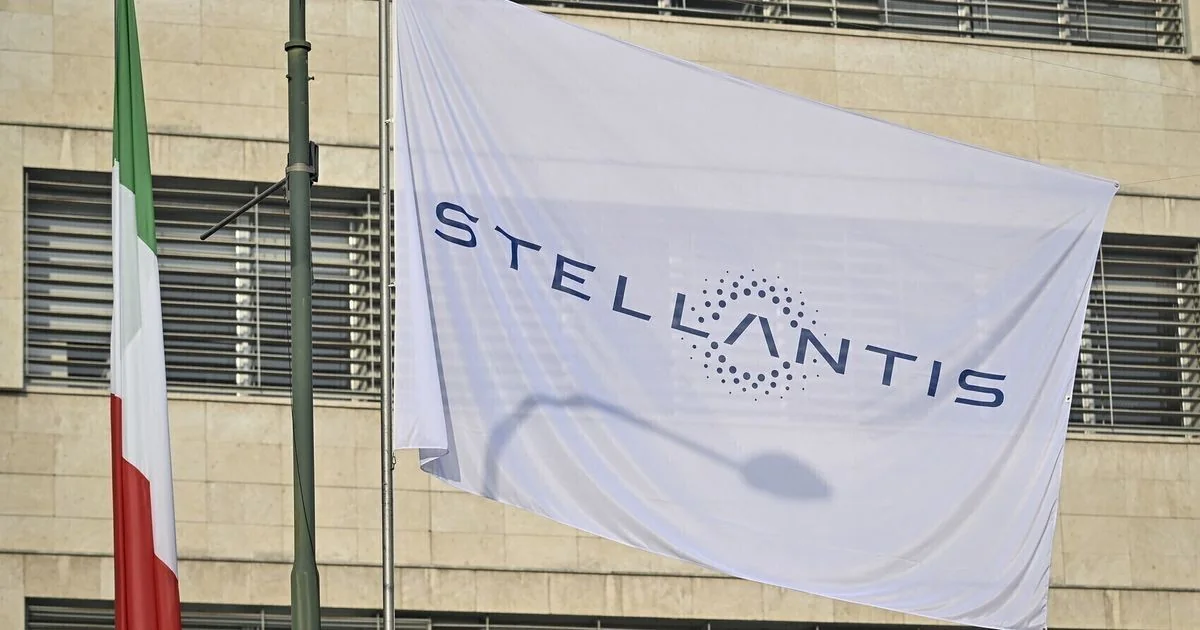 Stellantis anuncia recall voluntário de 700.000 autos híbridas por risco de incêndio