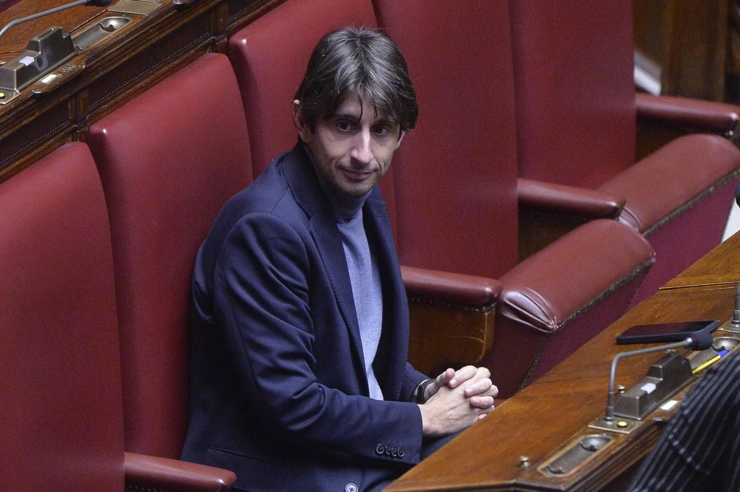 Suspensão de 32 deputados por caso remigração esquenta sessão na Câmara: Donzelli acusa opositores de ameaças