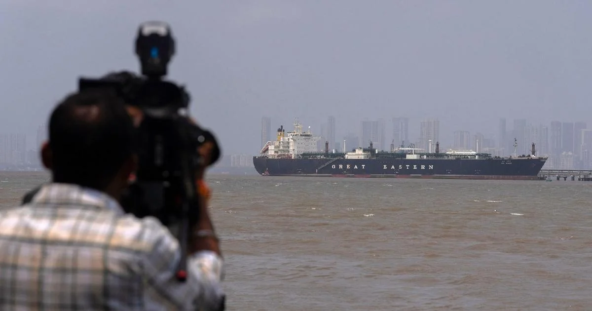 Teerã oferece reabrir Hormuz; Vance questiona Pentágono e alerta para esgotamento de mísseis dos EUA