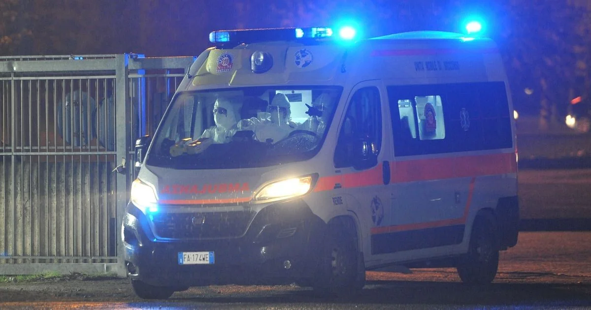 Tiro disparado de scooter mata jovem de 20 anos em Nápoles; outro ventenário atacado em Crema morre no hospital