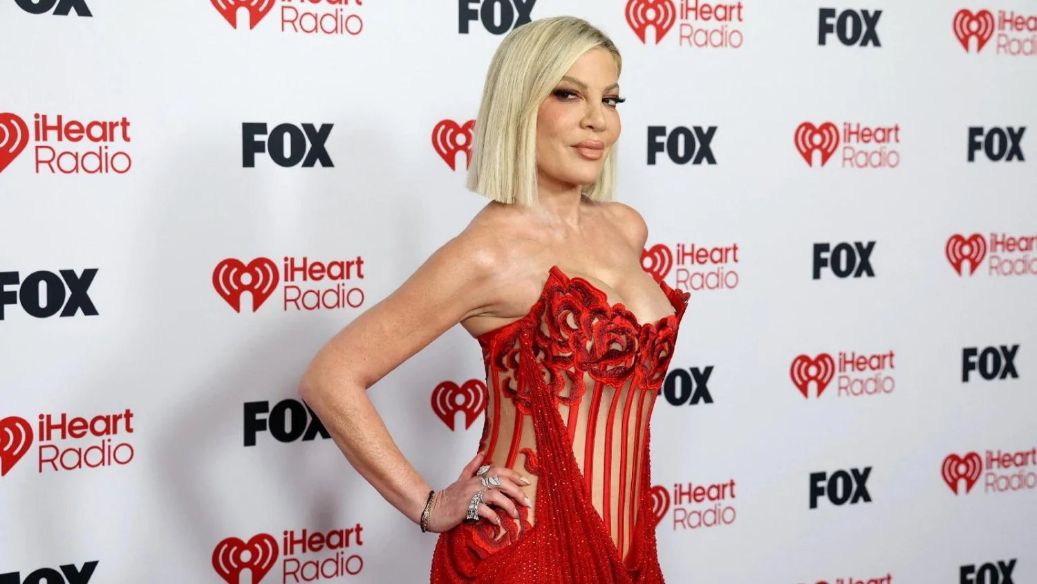 Tori Spelling e filhos se envolvem em colisão na Califórnia: atriz levada ao hospital após carro avançar sinal vermelho