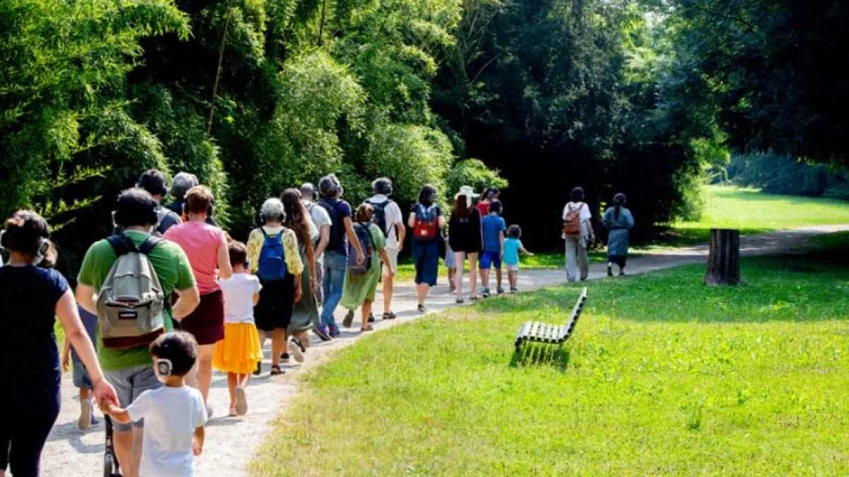 Tracce: espetáculo inclusivo e itinerante nos bosques que reconecta infância, arte e sentidos