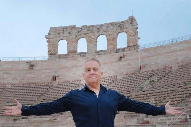 Traviata encontra o Moulin Rouge: Paul Curran estreia na Arena di Verona